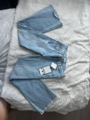 Icke använda bootcut jeans från Zara - Från Zara barn storlek 140. Köpte förlänge sen och har inte haft på mig de. Nu är de dock för små och dags att säljas. Prislappen är kvar.