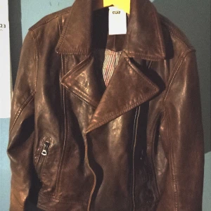Cool Läderjacka Levi's  - Mörkbrun retro läderjacka. Köptes på second hand för 500kr. I bra skick. Säljer eftersom den inte används. Mycket utrymme runt midjan men inte så mycket i armarna. 