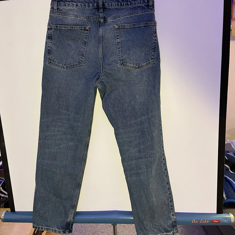 Säljer ett par riktigt fina jeans från ASOS. Storlek W30 L30. Straight fitt. 20,5 cm breda vid foten. Jeans & Byxor.