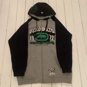 Ecko Unltd Hoodie - Fet ecko unltd hoodie med sjuka broderier på framsidan, baksidan och på luvvan, även sjukt coola detaljer på zippen. Skriv privat för mer bilder eller om du har några frågor