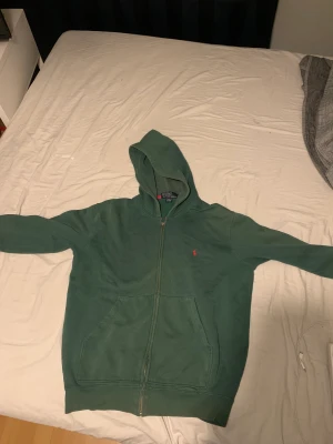 Polo kofta - Hej säljer nu min polo kofta som är i helt okej skick allt funkar som de ska med den inga fläckar eller nånting det är gamla versionen dock så den säljs inte i affär men hör av er om ni vill köpa!