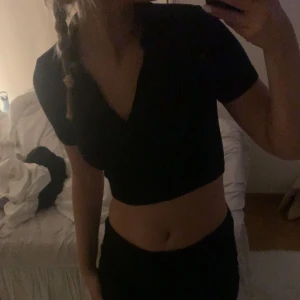 Svart tröja - En tröja som e lite öppen. Från Zara. Super skön o mysig o snygg till fest. Storlek 