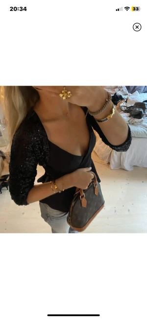 Bolero - SUPER snygg bolero!!! Passar perfekt till fest!!