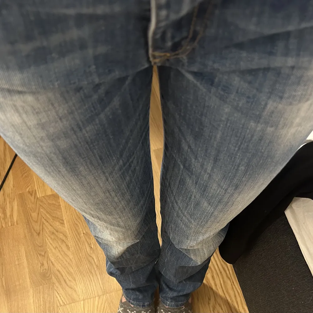 Snygga bootcut som är köpa på secondhand. Bra skick då jag aldrig använt dom. Säljer eftersom de är för stora. Står att det är st W32 men jag skulle säga att det är xs i benen men lite större i midjan.. Jeans & Byxor.