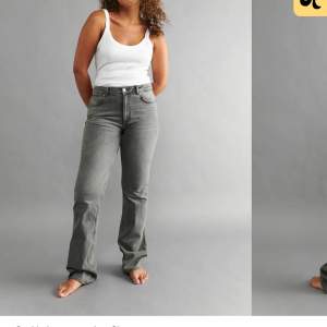 Säljer mina gråa jeans med medelhögmidja köpte på Gina tricot för 500kr och dom ser nya ut och sparsamt använda. Säljer för att jag tröttnat på dom. Jag är 166 och dom är bra i längden