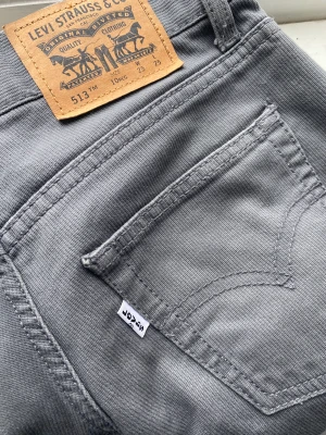 Fina gråa levis jeans  - Gråa lågmidjade Levis jeans. Det är raka  i former 