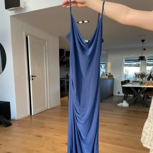 Långklänning - Blå långklänning, endast använd en gång för att ta bilder. 