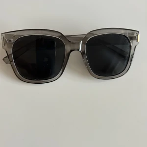 Solglasögon  - Använda men inga defekter.