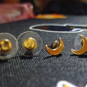 Små fina örhängen  - Örhängen som har aldrig använts eftersom jag inte använder örhängen. Båda för 20kr !