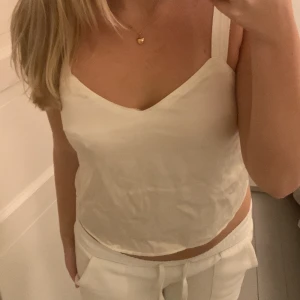 Satin linne - Så fint! Tyvärr lite för litet på mig som är en storlek M detta linnet är storlek S🥰