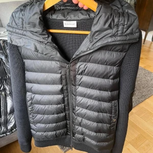 Moncler Cardigan - Säljer denna sköna moncler cardigan i utmärkt skick, 9/10! Årsmodell 2022, Nypris 11k. Meddela mig gärna vid frågor & funderingar! 🙌