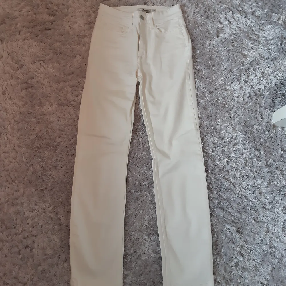 Vita Dobber jeans i storlek 25 (XS-S) Använda 1 gång och är i mycket fint skick. Högmidjade, ankellånga slim fit jeans, stretchiga. Passar bra på mig som är 160cm lång.. Jeans & Byxor.