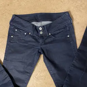 Fina lågmidjade jeans från Pepe Jeans London. Köpte de från en secondhandbutik, men de passar inte mig, vill helst sälja de så snabbt så möjligt så det är bara att höra av sig vid några frågor!❤️