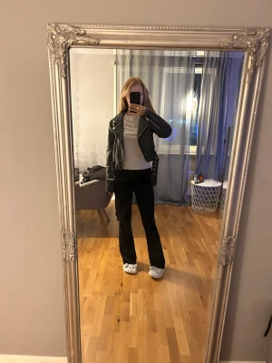 Skinnjacka från zara.  - Säljer denna croppade skinnjacka🫶🏼 användes under hösten ca 10 ggr - gott skick, säljer billigt då jag vill bli av med den. Storleken är M men upplever som xs/s