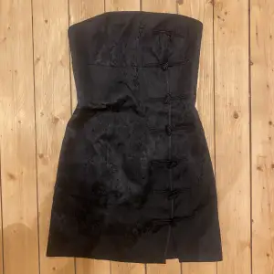 Suuuupersnygg kort svart klänning i siden