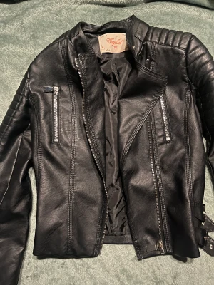 Skin jacka storlek 38 - Svart skin jacka ( fejk skin) i storlek 38
