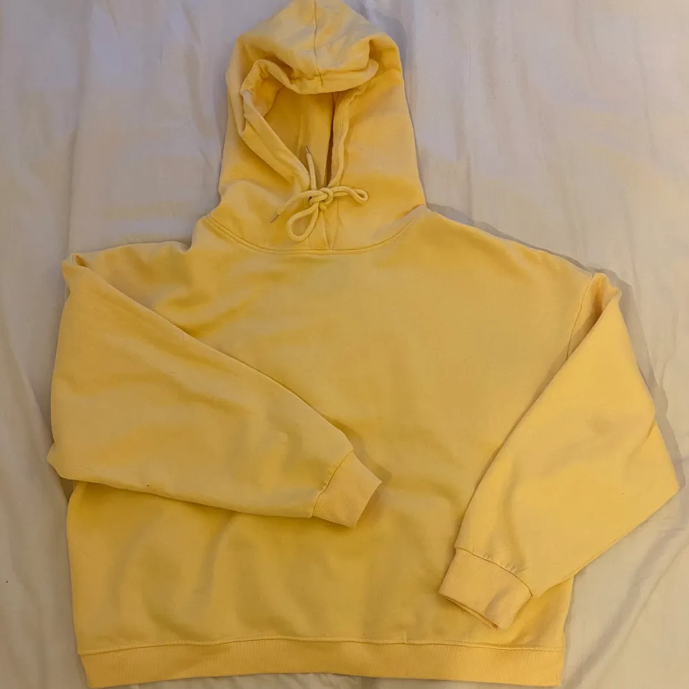 Varm och mysig gul hoodie från lager 157 i storlek L/XL men skulle säga M/L. Använd fåtal gånger därav nyskick. Säljer pga att den inte kommer till användning.. Hoodies.