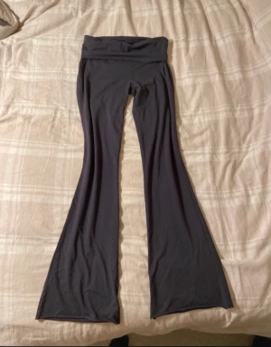 Gina tricot utsvängda byxor  - Nya ginatricot byxor (mörkblå/grå) knappt använda, den passar mig i längden som är 176 dock har jag tagit bort sömmen längst ner, inga andra ändringar har gjorts!:)