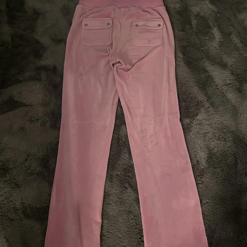 Säljer nu mina juicy Couture byxor i färgen lila,rosa. Använda Max 10 ggr väldigt fint skick. Storlek S. . Jeans & Byxor.