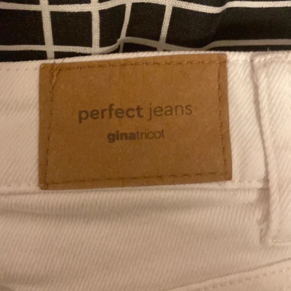 Ett par snygga vita bootcut jeans från Gina! Jätte fina men för korta för mig! Ordinarie pris 500? . Jeans & Byxor.