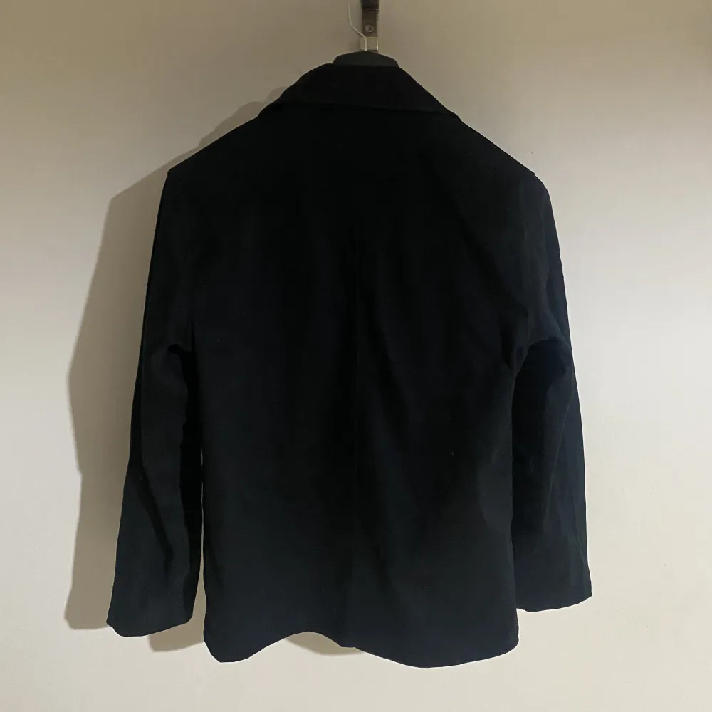 Säljer denna snygga Overshirt från JohnHenric. Storlek S men passar M. Fint skick. Nypris ca 1500kr men säljer den för 799kr. Priset går att diskutera!. Jackor.