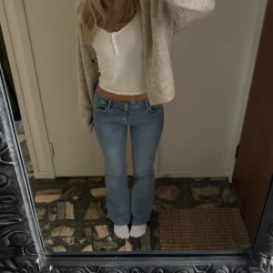 Lågmidjade jeans - Intressekoll på dom här jeansen från zara i stl 34💘 tror inte dom finns på hemsidan längre! Oanvända men uppsydda till någon som är 160