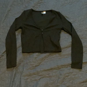 Kofta - Säljer denna superfina koftan då den tyvärr är för liten för mig, köpte för typ 150 o säljer nu för 100 då den endast är använd 1-3 gånger🤍 skriv för mer info🫶🏻 pris kan diskuteras vid snabb affär🤙🏼