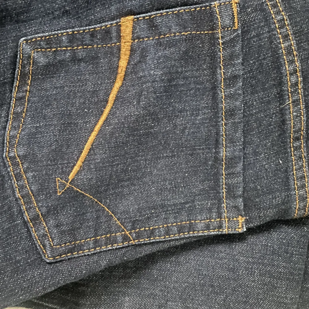Jättefina lågmidjade jeans i storlek 34🤍Dom är straight och mörkblå🩶De har inga defekter🤍Skriv för måtten eller fler bilder🩶tryck inte på köp nu om det finns som val🤍dom är från lindex men säljs inte längre 🩶. Jeans & Byxor.