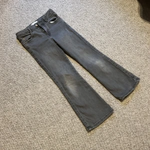 Jeans 🩶 - Gråa lågmidjade jeans så snygga använda få gånger 🩶🥰