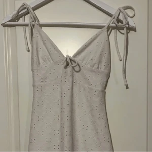 gullig klänning  - säljer min vita klänning med knytdetaljer som har blivit för liten för mig🤍köpt på hm för 250kr, den är använd några gånger men har fint skick!
