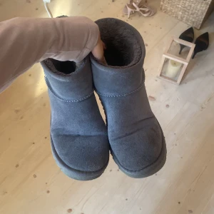 Uggs - UGGS, hyfsat dåligt sick därav priset! Men jätte snygg färg!! Ser ej slitningarna med byxor över!💓💓💓
