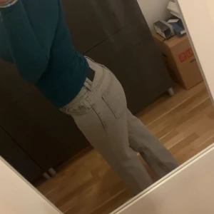Jeans - Supersnygga lågmidjade jeans från Gina tricot i färgen ljusgrå, storleken är 38. Nypris runt 500kr Aldrig använda, endast testade!💕