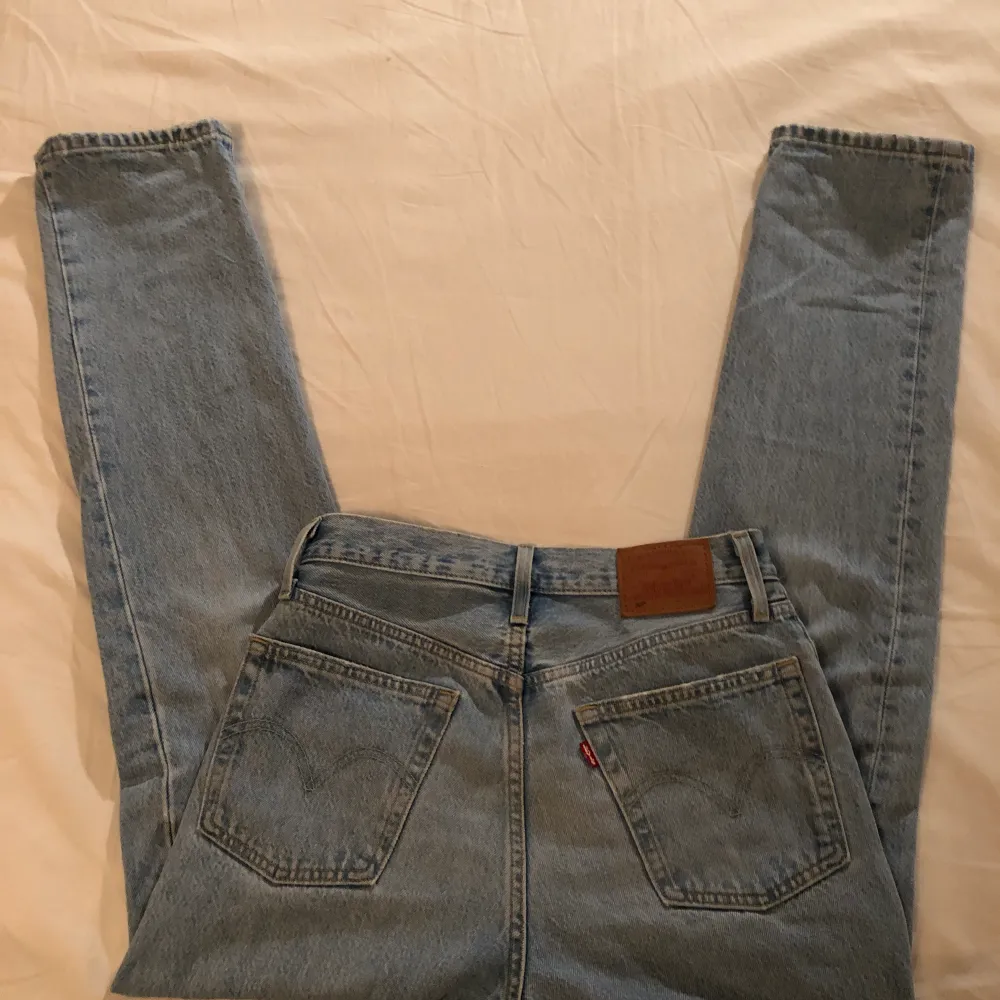 Här är mina gamla Levis 501 jeans som jag köpte för 1300kr. Skicket är 8/10. Strl är W:25 och L:30.  Va inte rädd att meddela vid frågor!  PRIS KAN DISKUTERAS VID SERIÖS KÖPARE!. Jeans & Byxor.