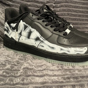 Nike Air Force 1 Low Black Skeleton  - Detta är en dojja som är från en halloween kollektion (2019). Dessa är extremt balla och är i toppsksick. Använda endast en gång, säljes pga inköp av bil