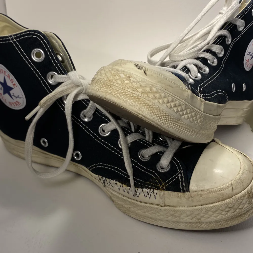 Comme des garçons converse, köpta från NK Göteborg. Original pris 1600kr, har använts en hel del och har nu växt ur dem; ska köpa större. Råka slita en bit av framsidan på klubben varav därför den är sydd. . Skor.