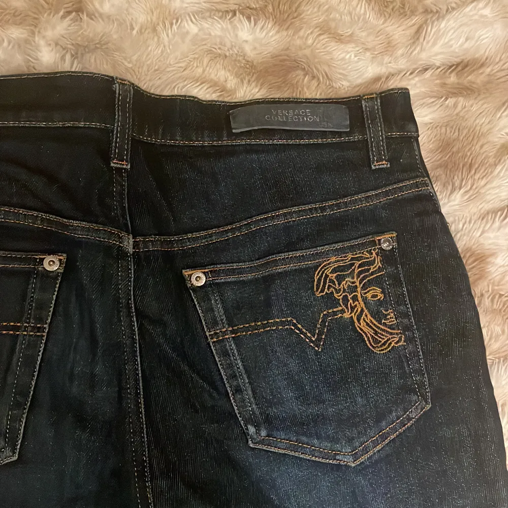 Jag säljer min brors äkta Versace collection jeans i storlek 30 för att de är för små. De är model slim, Nypris 3000kr , skriv för fler frågor . Jeans & Byxor.