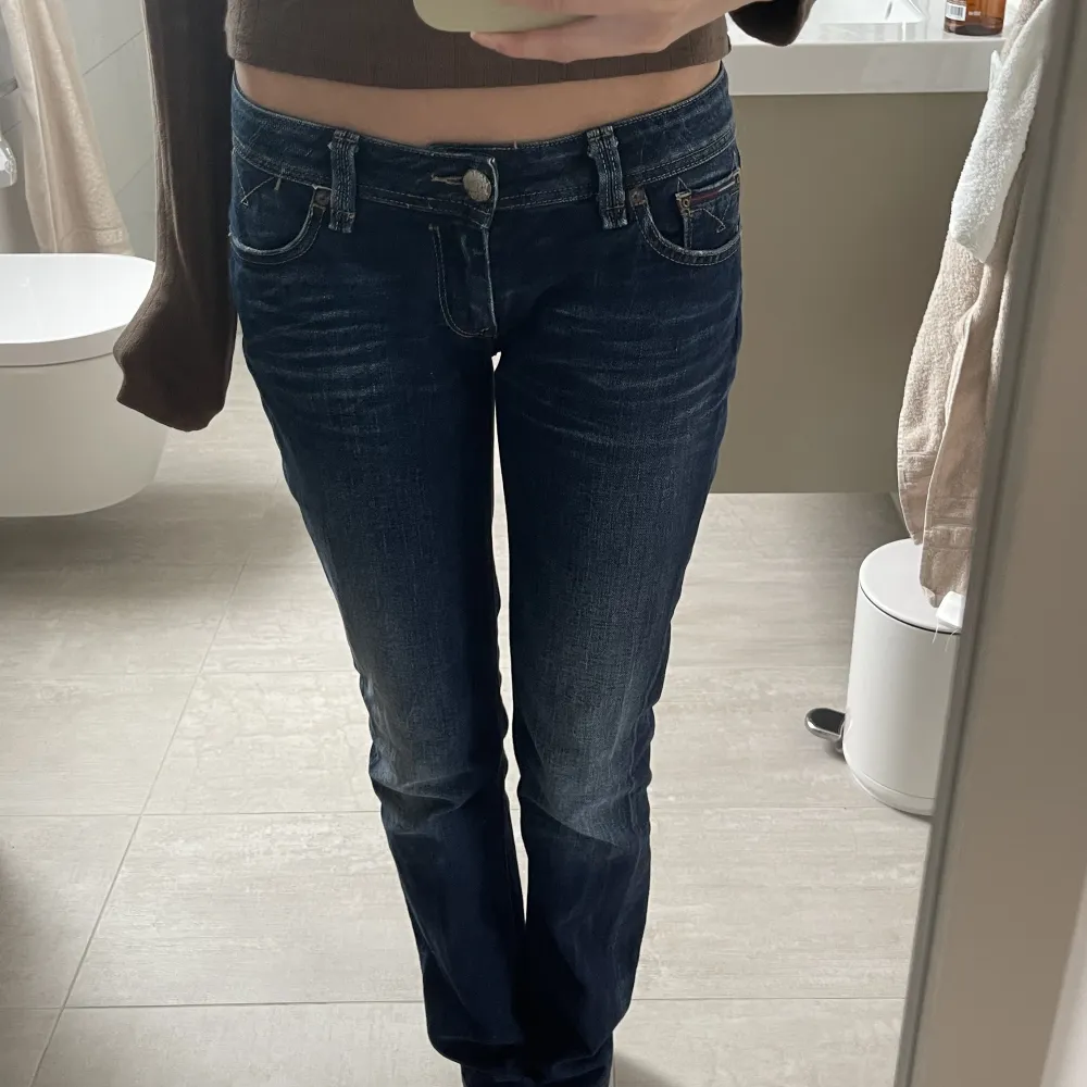 Lågmidjade jeans från Tommy hilfiger. Köpta second hand men har inga tecken på användning. Inte använda av mig då de inte riktigt passar. Köp gärna via köp nu!💗innerbenslängd:83 midja:33. Jeans & Byxor.