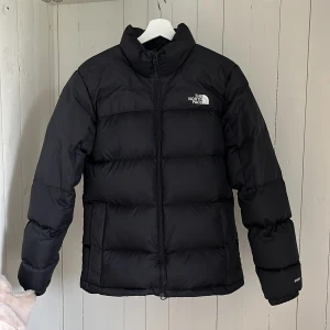 The North Face Jacka  - Säljer en varm och mysig jacka från the north face! Perfekt nu till vintern. Den är i man-modell, st S, men jag som tjej har även använt den. 🫶Köparen står för frakt 