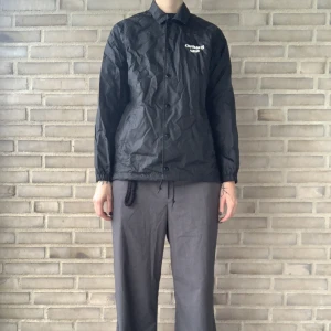 Jacka från Carhartt - Tunn jacka från märket Carhartt Whip. Vattentålig!  Jag är 172cm, se bilder för passform