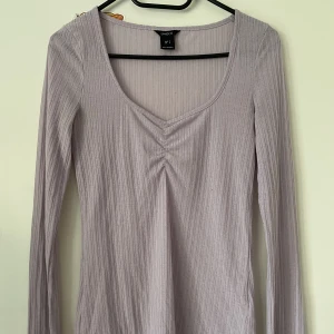  See-through tröja - See-through tröja i st S. Jag som har st S tycker den är lite för tajt i armarna 