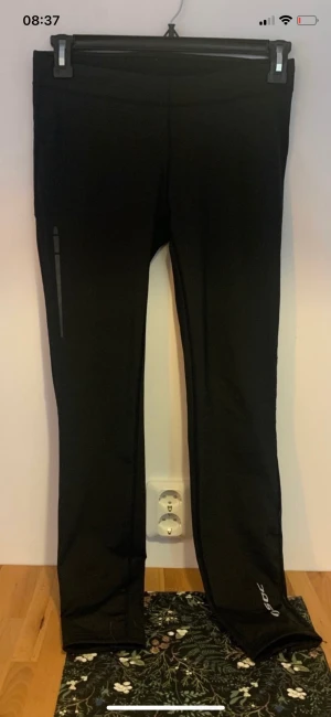 Helt nya träningstights - Aldrig använda träningstights i lite tjockare material. Från Soc. Med reflexdetaljer bak.