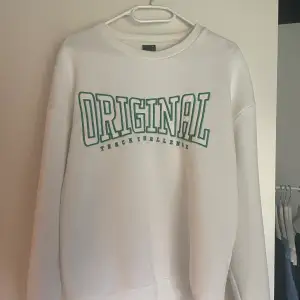 Säljer en vit/grön sweatshirt från Ginatricot då den inte kommer till användning. Supermjuk inuti. Har muddar vid ärmsluten och en oversized passform.