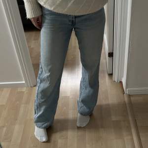 Levis Ribcage Jeans i storlek W26 L29 (jag är 166cm). Inköpta för 1319kr men släks för 250kr. Jeansen har använts flera gånger men är fortfarande i fint skick.