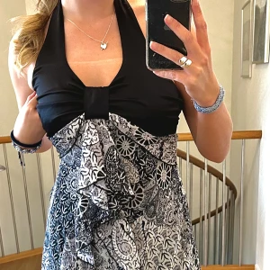 Superfin klänning - En så himla fin festlig klänning av mycket bra kvalitét🌺Faller superfint. Klänningen är lite för liten för mig och därför tvingas jag sälja denna skönhet. Jag bär vanligtvis en storlek 38 och klänningen är i storlek 34/36 dvs en storlek S. (Frakt ingår)