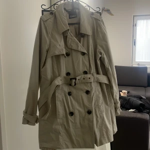  Kort Kappa - Jag säljer min jätte fina kappa från cubus då den är för stor för mig använd max 5 gånger för flera bilder skiv privat