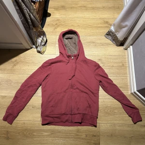 Röd hoodie -  Jag säljer min röda hoodie i storlek medium, har inte använt den.