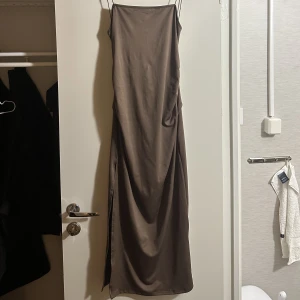 Klänning  - Aldrig kommit till användning därav säljer jag den för 150 pluss att köparen står för frakten 💗