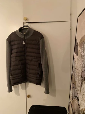 Moncler cardigan  - Hej, säljer min moncler cardigan storlek M. Den är knappast använd. Skriv om ni vill ha mera bilder. 