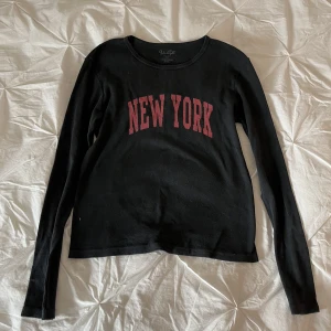 Långärmad tröja från Brandy Melville  - Långärmad svart tröja med tryck, bra skick! 