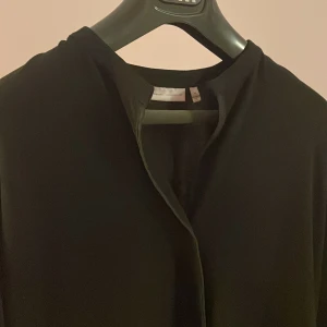 Fin svart blus  - Perfekt på kontoret eller till jeans. Fint använt skick.  Hör av dig för riktigt bra paketpris om du är intresserad av flera plagg! Se mina annonser!